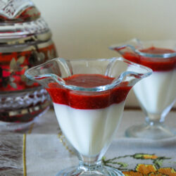 Çilek Soslu Vanilyalı Puding